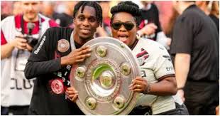 Jeremie Frimpong Celebrates Bayer Leverkusen’s League Victory with Emotional Pitch-Side Dance with Mother